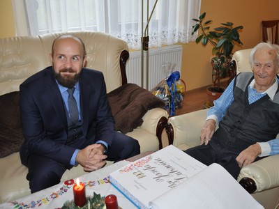 Sprava: Najstarší obyvateľ Trnavy Jozef Lukovič pri príležitosti svojich 102. narodenín a primátor mesta Trnava Peter Bročka