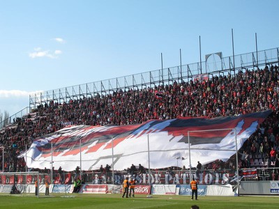 Obrovský transparent s nápisom Trnava na Severnej tribúne