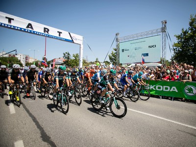 Štart pretekov v cestnej cyklistike kategória muži Elite v rámci spoločných majstrovstiev Slovenskej a Českej republiky