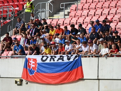 Fanúšikovia Slovenska povzbudzujú počas zápasu základnej  A-skupiny Majstrovstiev Európy futbalistov do 19 rokov Slovensko - Rumunsko v Trnave
