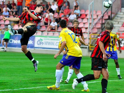 Jaroslav Machovec strieľa hlavou úvodný gól