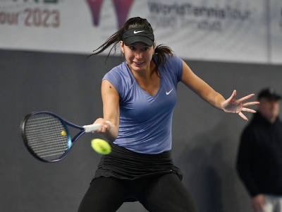 Francúzska tenistka Oceane Dodinová počas zápasu finále Empire Womens Indoor Trnava proti Rumunke Jaqueline Cristianovej v Trnave