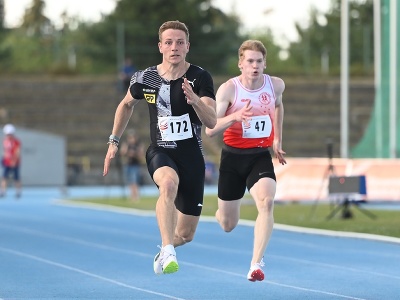 Slovenskí šprintéri, zľava Ján Volko a Jakub Nemec vo finále behu na 100 m mužov na majstrovstvách Slovenska v atletike v Trnave
