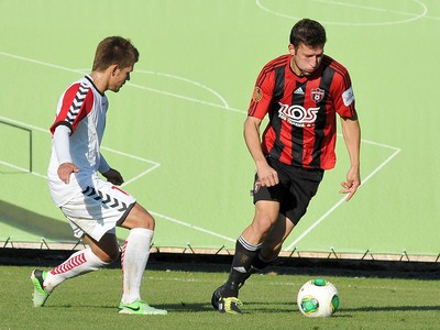Sprava: Hráč Trnavy Andrej Hodek a hráč Senice Milan Jirásek v súboji o loptu