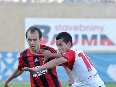 Zľava: Hráč Trnavy Martin Tóth a hráč Senice Hiago De Oliveira v súboji o loptu