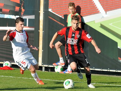 Sprava: Hráč Trnavy Oliver Augustini a hráč Senice Michal Habánek v súboji o loptu