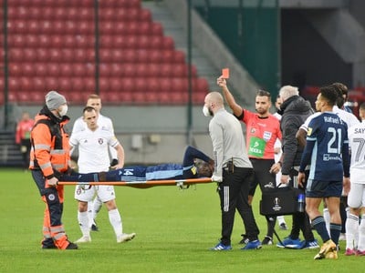 Na snímke zranený hráč Slovana na nosidlách Myenty Abena dostáva červenú kartu za faul od rozhodcu Filipa Glovu 