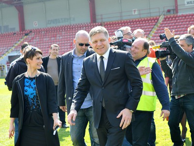 Predseda vlády SR Robert Fico (v strede) počas kontrolného dňa City Areny - Štadióna Antona Malatinského v Trnave