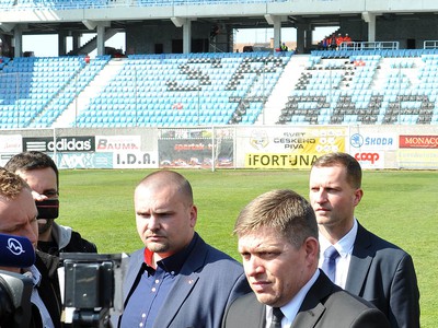 Predseda vlády SR Robert Fico (druhý vpravo) v rozhovore s novinármi počas kontrolného dňa City Areny - Štadióna Antona Malatinského v Trnave