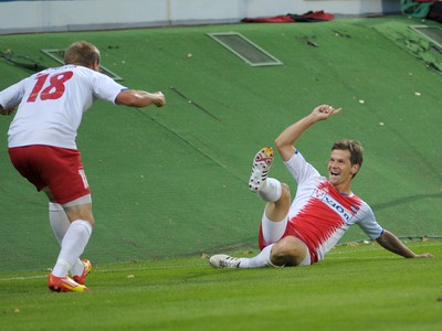Strelec úvodného gólu Lukáš Kováč (vpravo) a Peter Oravík (vľavo) z FC Vion Zlaté Moravce