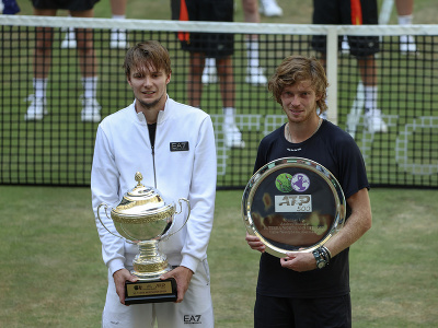 Alexander Bublik a Andrej Rubľov s trofejami