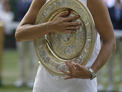 Angelique Kerberová s víťaznou trofejou