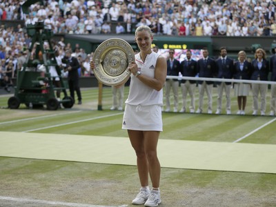 Angelique Kerberová s víťaznou trofejou