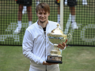Alexander Bublik s víťaznou trofejou