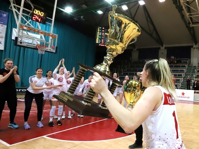 Hráčky Banskej Bystrice oslavujú s pohárovou trofejou víťazstvo vo Final Six turnaji Slovenského pohára v Ružomberku Piešťanské Čajky - Slávia Banská Bystrica v Ružomberku. 