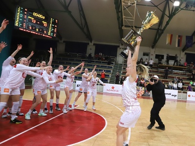 Hráčky Banskej Bystrice oslavujú s pohárovou trofejou víťazstvo vo Final Six turnaji Slovenského pohára v Ružomberku Piešťanské Čajky - Slávia Banská Bystrica v Ružomberku. 