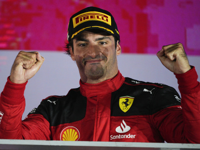 Španielsky pilot formuly 1 Carlos Sainz z tímu Ferrari oslavuje s trofejou víťazstvo vo Veľkej cene Singapuru F1