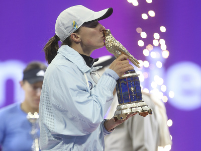 Poľská tenistka Iga Swiateková pózuje s trofejou po víťazstve vo finále ženskej dvojhry nad Američankou Jessicou Pegulovou