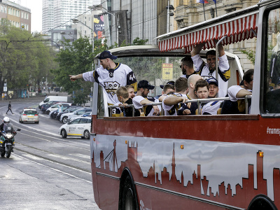 Hokejisti HC Slovan Bratislava v otvorenom kabrioautobuse na okružnej jazde ulicami Bratislavy s majstrovskou trofejou oslavujú s fanúšikmi