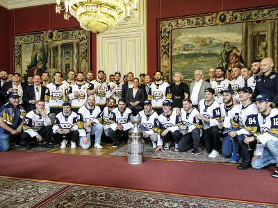 Oslavujúci hokejisti HC Slovana Bratislava s majstrovskou trofejou v Primaciálnom paláci