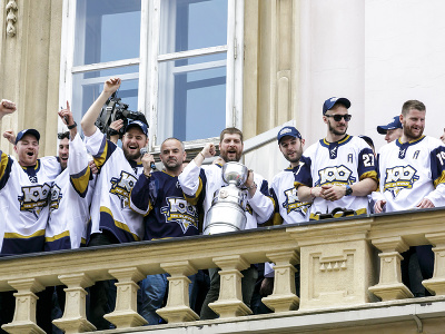 Oslavujúci hokejisti HC Slovana Bratislava s majstrovskou trofejou zdravia fanúšikov z balkóna Primaciálneho paláca.