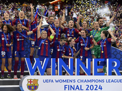 Futbalistky FC Barcelona s víťaznou trofejou po triumfe v ženskej Lige majstrov