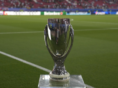 Víťazná trofej pred zápasom o Superpohár UEFA Manchester City - FC Sevilla v gréckom Pireu 