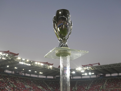 Víťazná trofej pred zápasom o Superpohár UEFA Manchester City - FC Sevilla v gréckom Pireu 