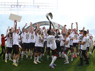 Futbalisti Spartaka Trnava oslavujú s pohárovou trofejou víťazstvo vo finále Slovnaft Cupu 2022/2023