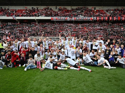 Futbalisti Spartaka Trnava oslavujú s pohárovou trofejou víťazstvo vo finále Slovnaft Cupu 2022/2023
