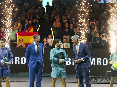 Alex de Minaur a Carlos Alcaraz s trofejami