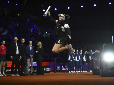 Oslavujúca Jelena Rybakinová s víťaznou trofejou