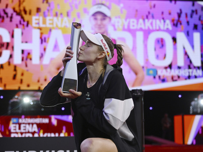 Oslavujúca Jelena Rybakinová s víťaznou trofejou
