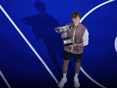 Čerstvý grandslamový šampión Jannik Sinner s víťaznou trofejou po finálovom triumfe na Australian Open