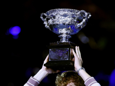 Čerstvý grandslamový šampión Jannik Sinner s víťaznou trofejou po finálovom triumfe na Australian Open