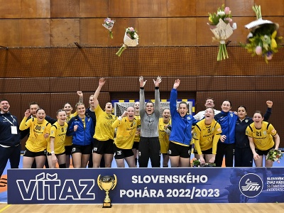 Hráčky MŠK Iuventa Michalovce sa tešia po zisku pohára vo finále Slovenského pohára žien v hádzanej