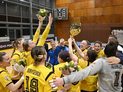 Hráčky MŠK Iuventa Michalovce sa tešia po zisku pohára vo finále Slovenského pohára žien v hádzanej