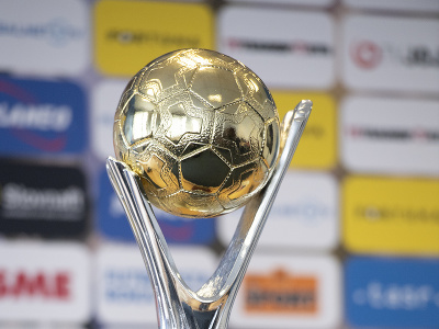 Na snímke víťazná trofej pre najlepšieho futbalistu roka 2021 v Bratislave 28. februára 2022