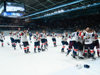 Hokejisti HC Slovan Bratislava oslavujú zisk rekordnej deviatej majstrovskej trofeje