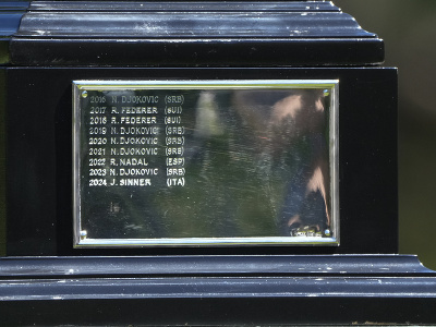 Vyryté meno talianskeho tenistu Jannika Sinnera na trofeji počas fotenia deň po jeho víťazstve nad Rusom Daniilom Medvedevom vo finále dvojhry mužov na grandslamovom turnaji Australian Open v Melbourne 29. januára 2024.