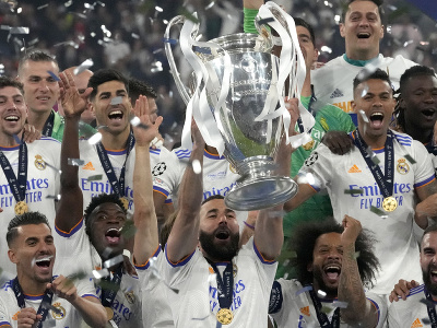 Oslavujúci Karim Benzema s víťaznou trofejou