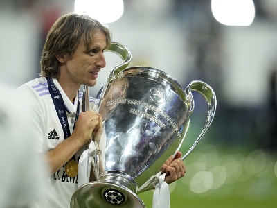 Luka Modrič s víťaznou trofejou