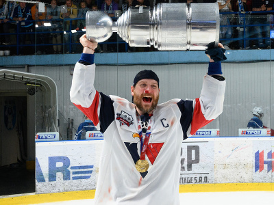 Bývalý kapitán Slovana Bratislava Michal Sersen s majstrovskou trofejou
