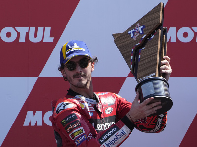 Taliansky motocyklový pretekár Francesco Bagnaia oslavuje s trofejou víťazstvo vo Veľkej cene Holandska v triede MotoGP