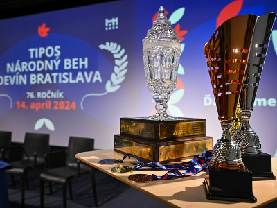 Súťažné trofeje a medaily počas tlačovej konferencie k 76. ročníku Národného behu Devín - Bratislava