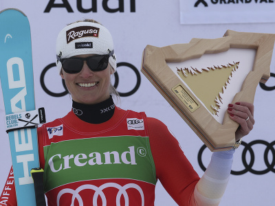 Švajčiarska lyžiarka Lara Gutová-Behramiová sa s trofejou raduje z víťazstva v obrovskom slalome Svetového pohára v andorrskom Soldeu