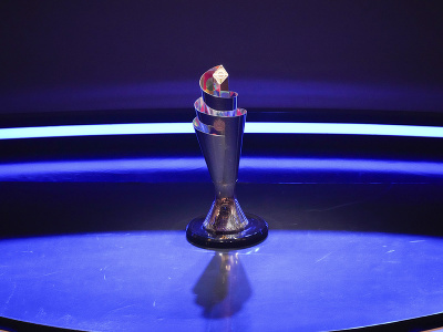Pohárová trofej pre víťaza futbalovej Ligy národov 2024/2025 pred žrebovaním v Paríži