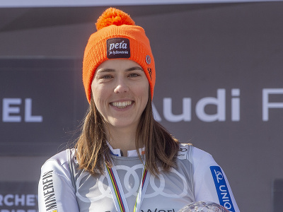 Petra Vlhová s  pohárovou trofejou a medailou víťazky v slalome žien po finále Svetového pohára v alpskom lyžovaní vo francúzskom dejisku Courchevel/Meribel