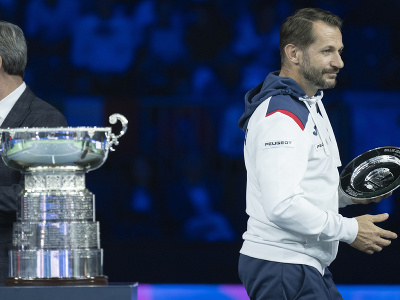 Kapitán slovenského tímu Matej Lipták si preberá trofej pre porazený tím po finálovom dueli Pohára Billie Jean Kingovej