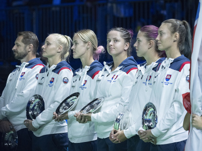 Slovenské tenistky sprava Tereza Mihalíková, Renáta Jamrichová, Viktória Hrunčáková, Anna Karolína Schmiedlová, Rebecca Šramková a kapitán slovenského tímu Matej Lipták pózujú s trofejami pre porazený tím po finálovom dueli Pohára Billie Jean Kingovej